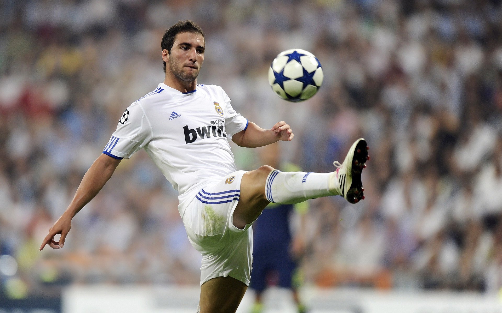 足球社区球赛带动邻里互动和谐发展，社区足球队